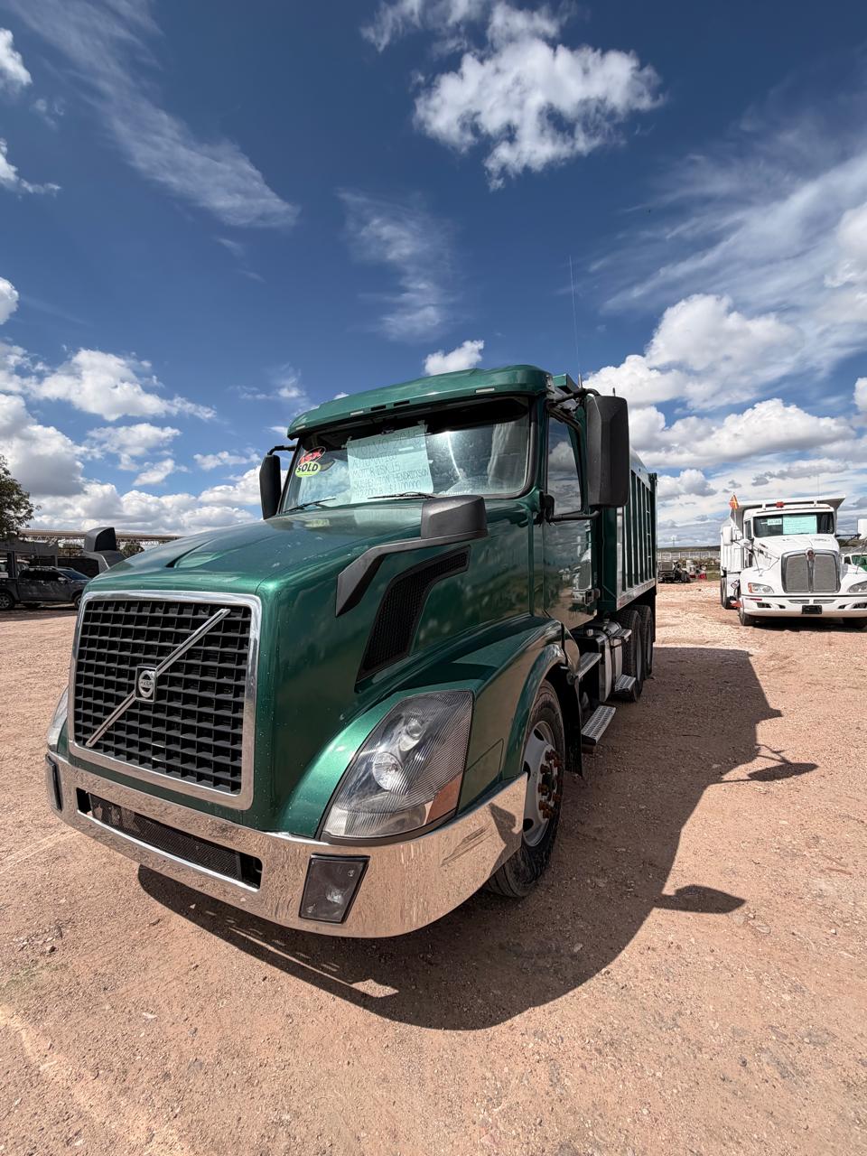 CAMION DE VOLTEO VOLVO DE TERCERA GENERACION 